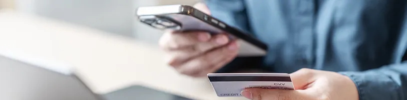 Barrierefreie React-Oberfläche einer Finanzanwendung mit interner Komponentenbibliothek und Storybook