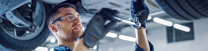 Werkstattmitarbeiter arbeitet mit einer Next.js React-Anwendung auf Basis eines Headless CMS